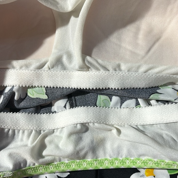 Liz Claiborne daisy top with green gingham trim and built in shelf bra - Picture 4 of 6